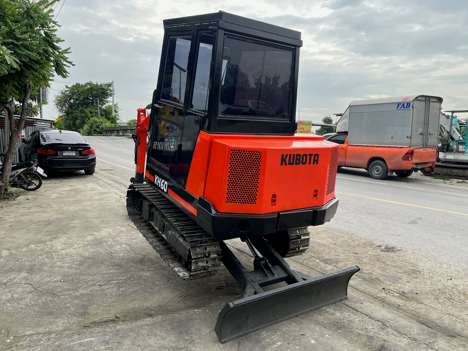 Kubota KH-60 - มุมหลังเฉียงด้านหนึ่ง