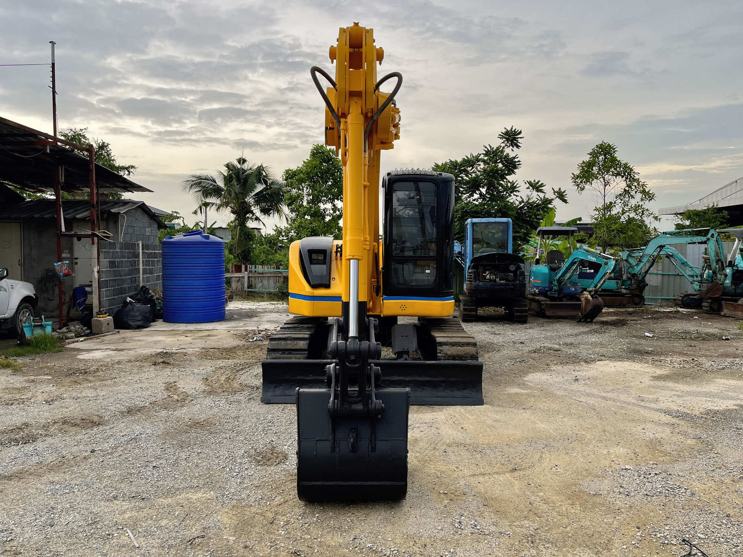 Sumitomo SH75U - มุมหลังตรง
