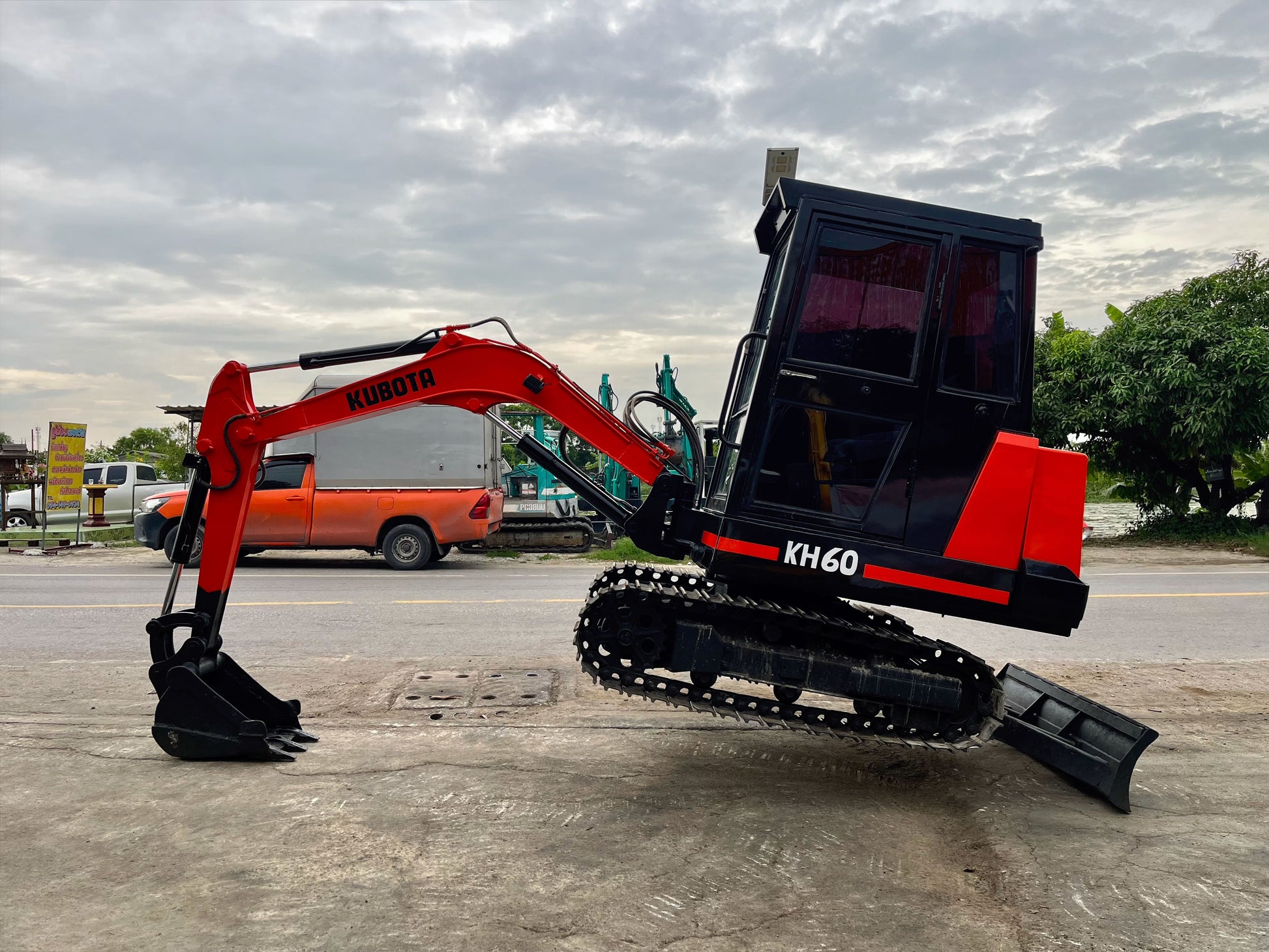 Kubota KH-60 - มุมด้านข้างอีกภาพ