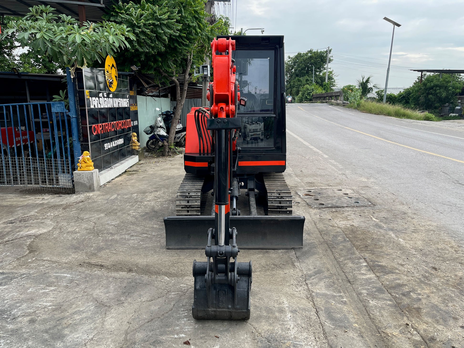 Kubota KH-60 - มุมหน้าตรง