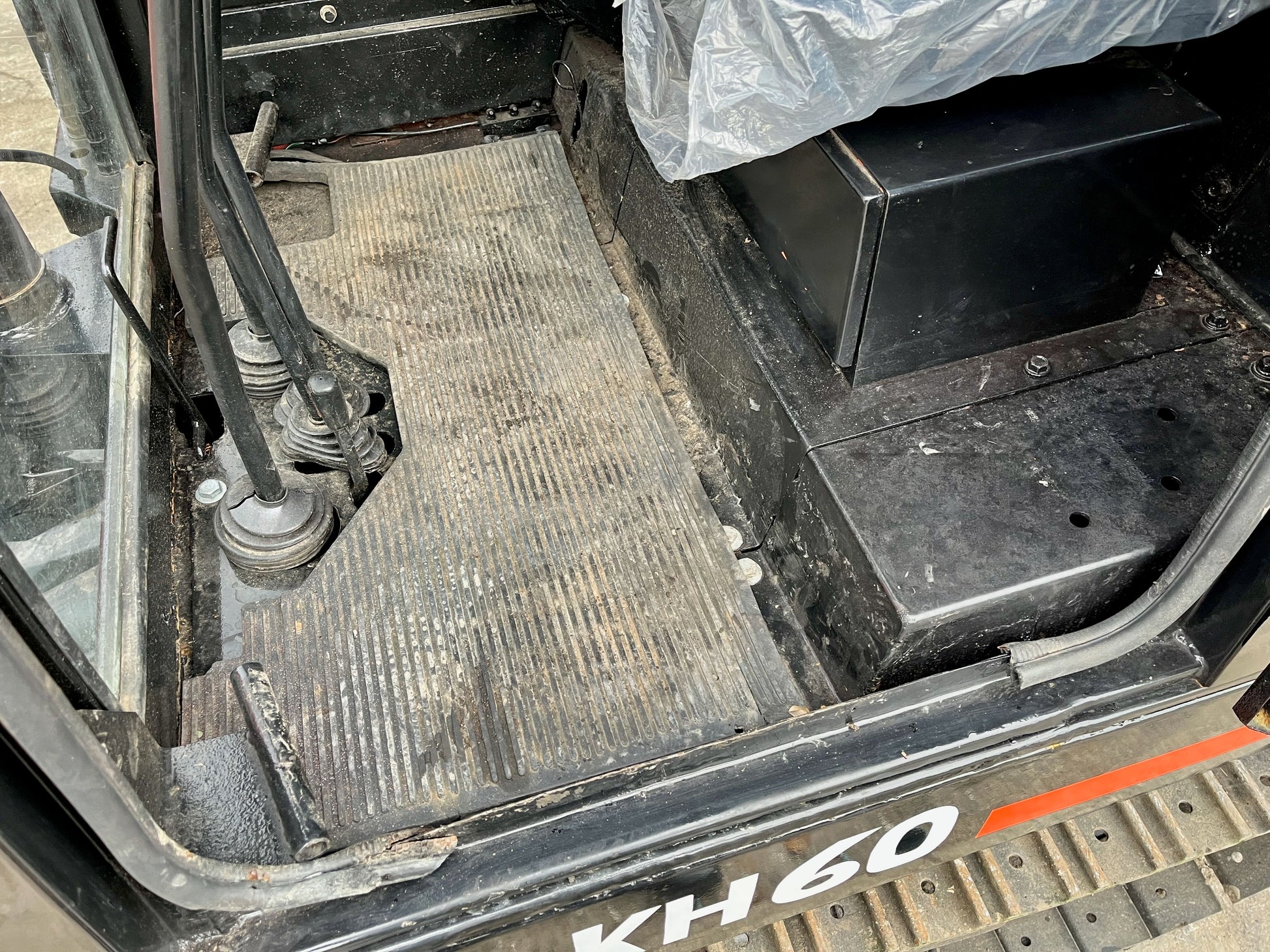 Kubota KH-60 - พื้นที่ภายในตู้เก๋ง
