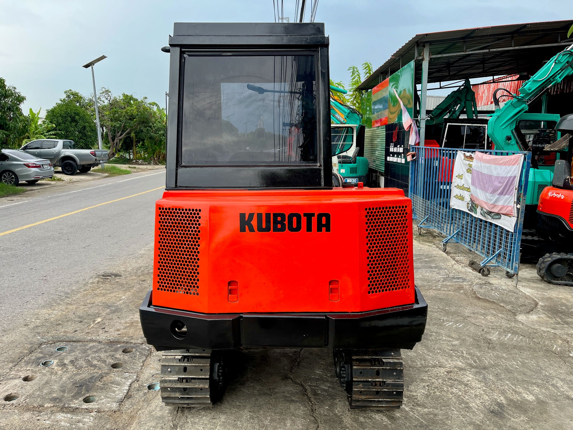 Kubota KH-60 - มุมหลังตรง