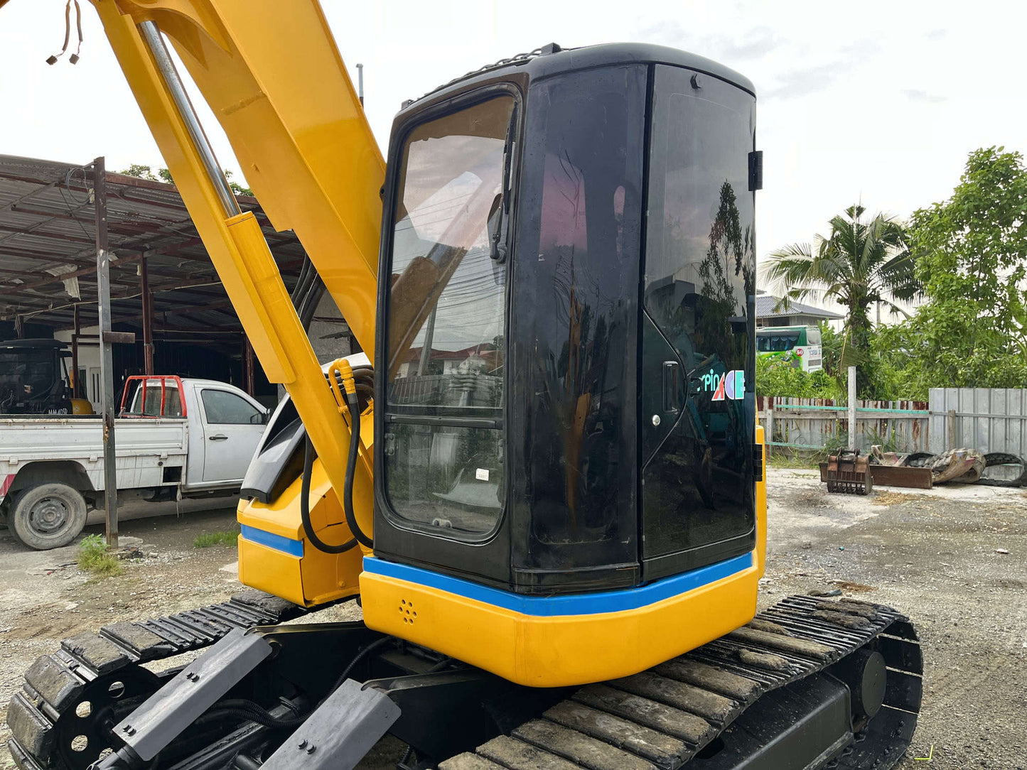 Sumitomo SH75U - มุมหน้าเฉียงซ้าย