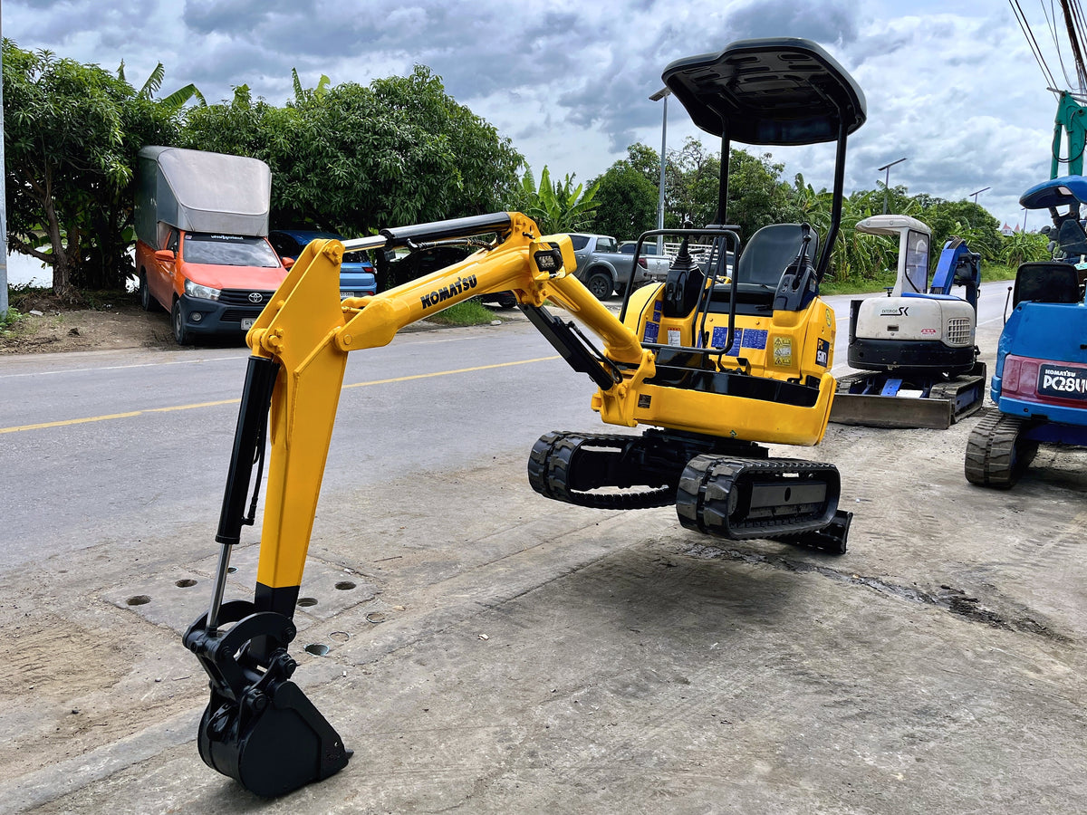 Komatsu PC15MR-1 - มุมหน้าเฉียงด้านหนึ่ง