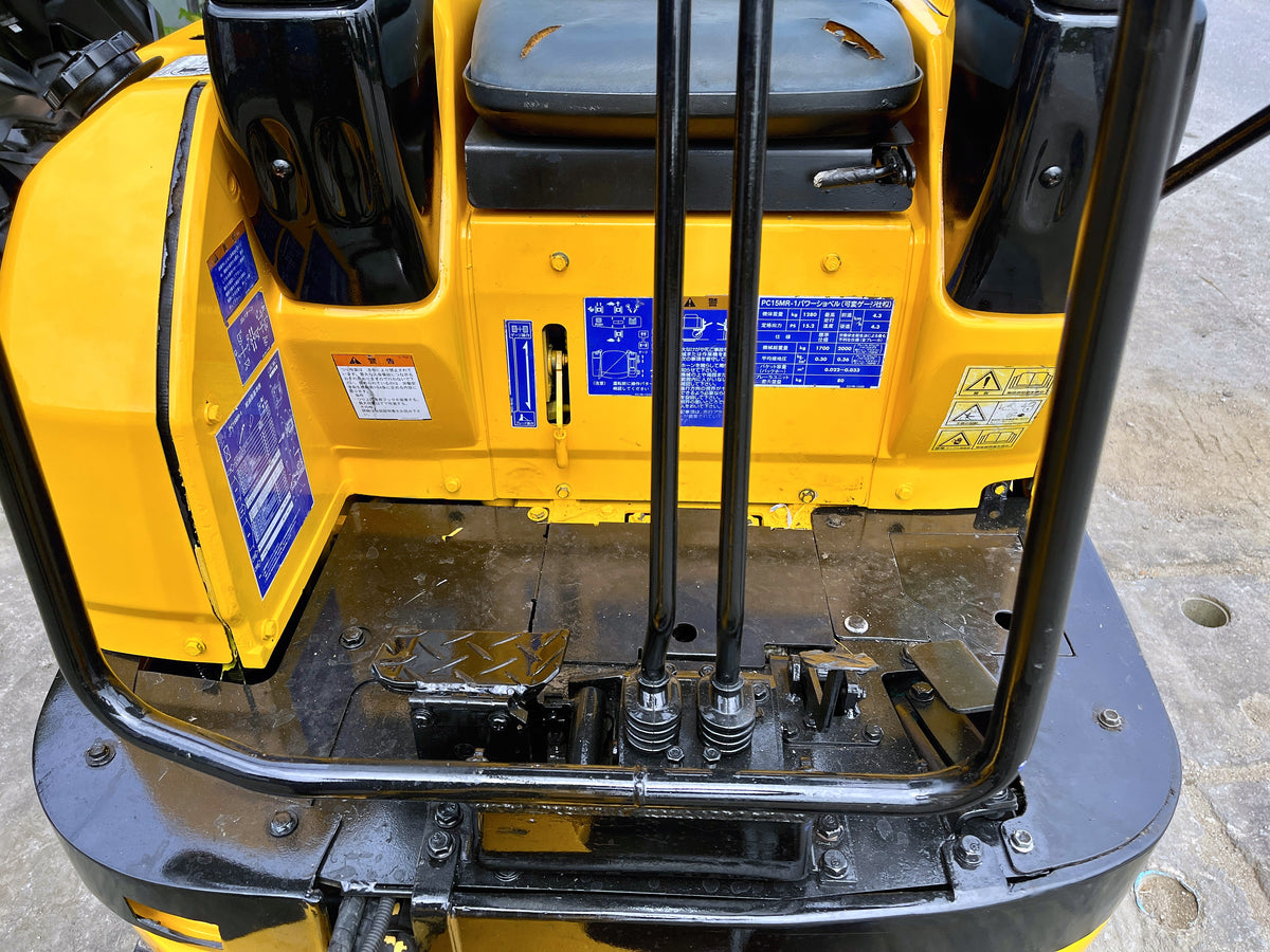 Komatsu PC15MR-1 - พื้นที่วางเท้าและแป้นเหยียบ