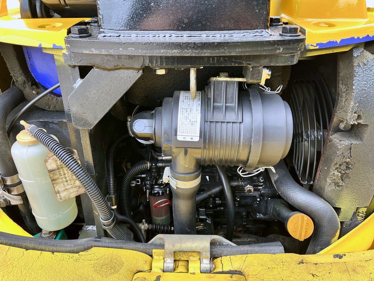 Komatsu PC15MR-1 - ห้องเครื่องยนต์ดีเซล