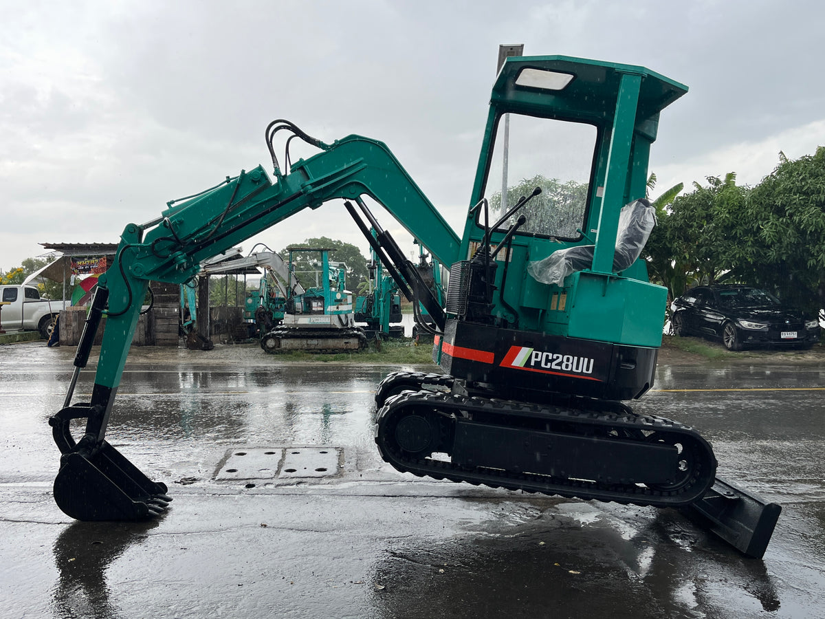 Komatsu PC28UU-1 - มุมด้านข้าง