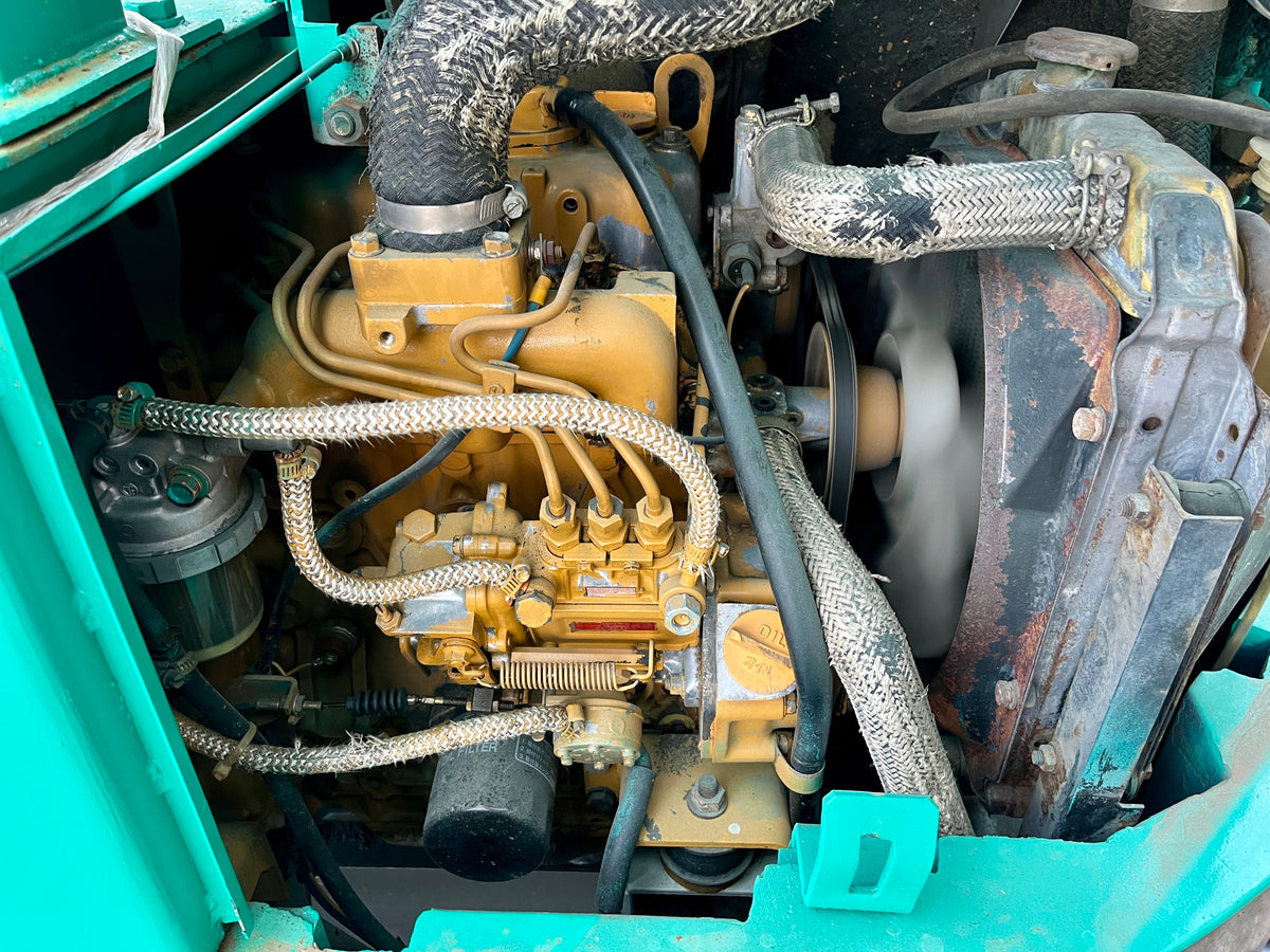 Komatsu PC28UU-1 - ห้องเครื่องยนต์ดีเซล