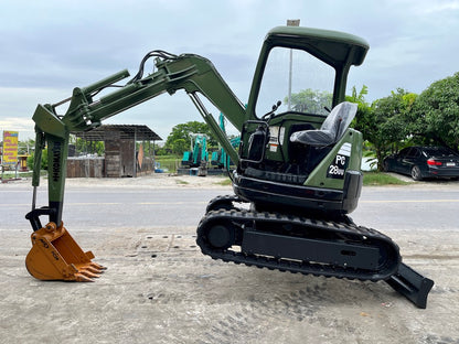 รถขุด Komatsu PC28UU-2E มุมด้านข้างเต็มคัน