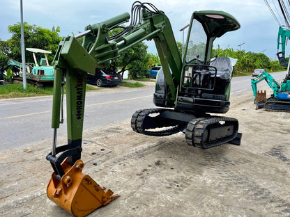 รถขุด Komatsu PC28UU-2E มุมเฉียงด้านหน้า