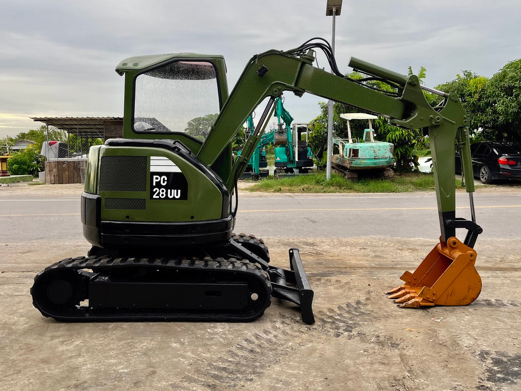 รถขุด Komatsu PC28UU-2E พร้อมบุ้งกี๋และใบดันดิน