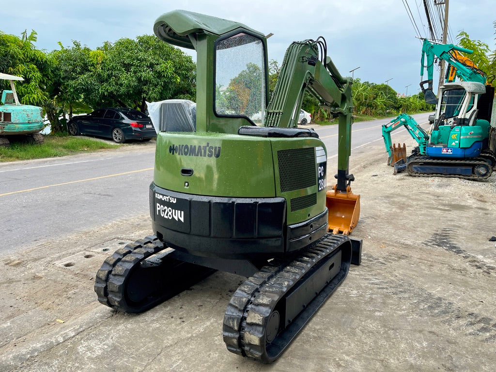 รถขุด Komatsu PC28UU-2E มุมเฉียงด้านหลัง