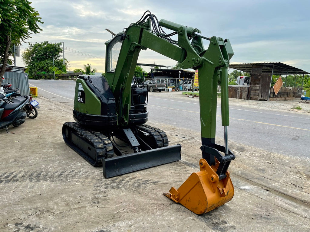 รถขุด Komatsu PC28UU-2E มุมเฉียงด้านหน้าพร้อมบูมและบุ้งกี๋