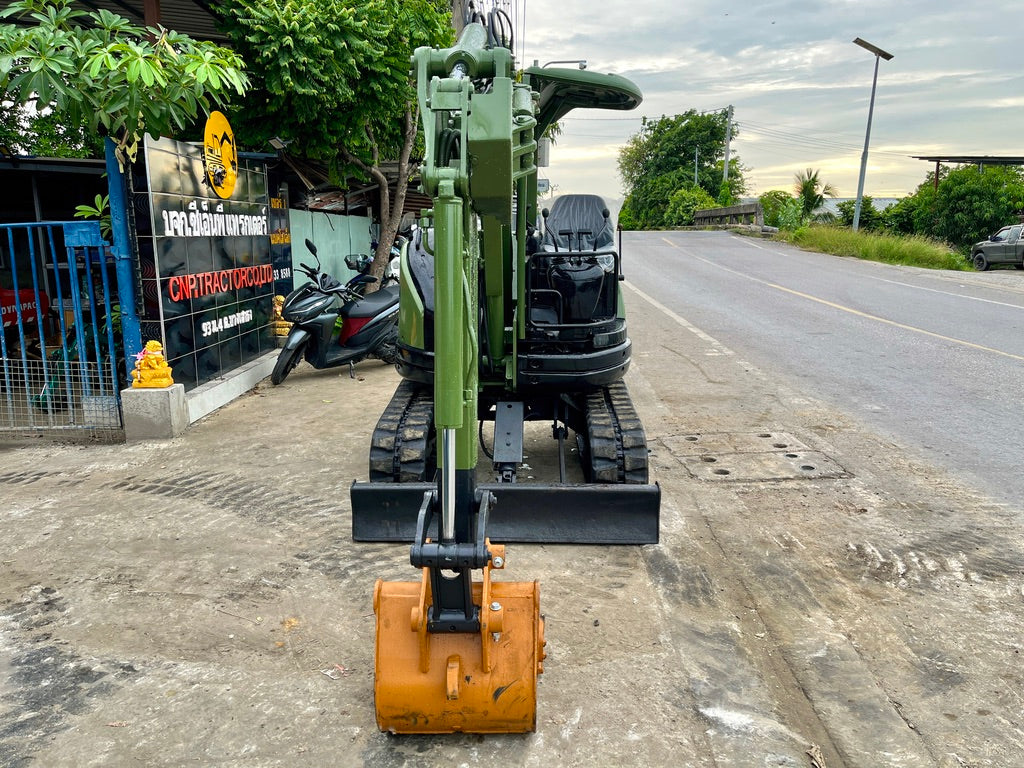 รถขุด Komatsu PC28UU-2E มุมด้านหน้าพร้อมใบดันดิน