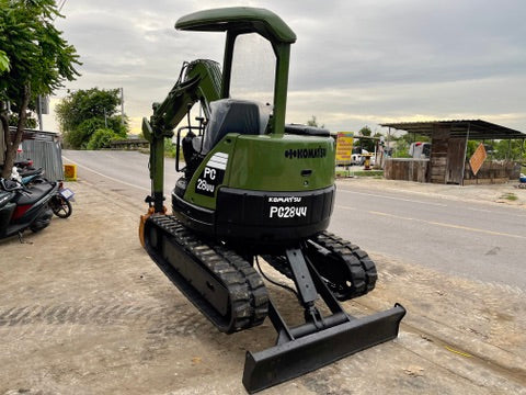 รถขุด Komatsu PC28UU-2E มุมด้านหลัง