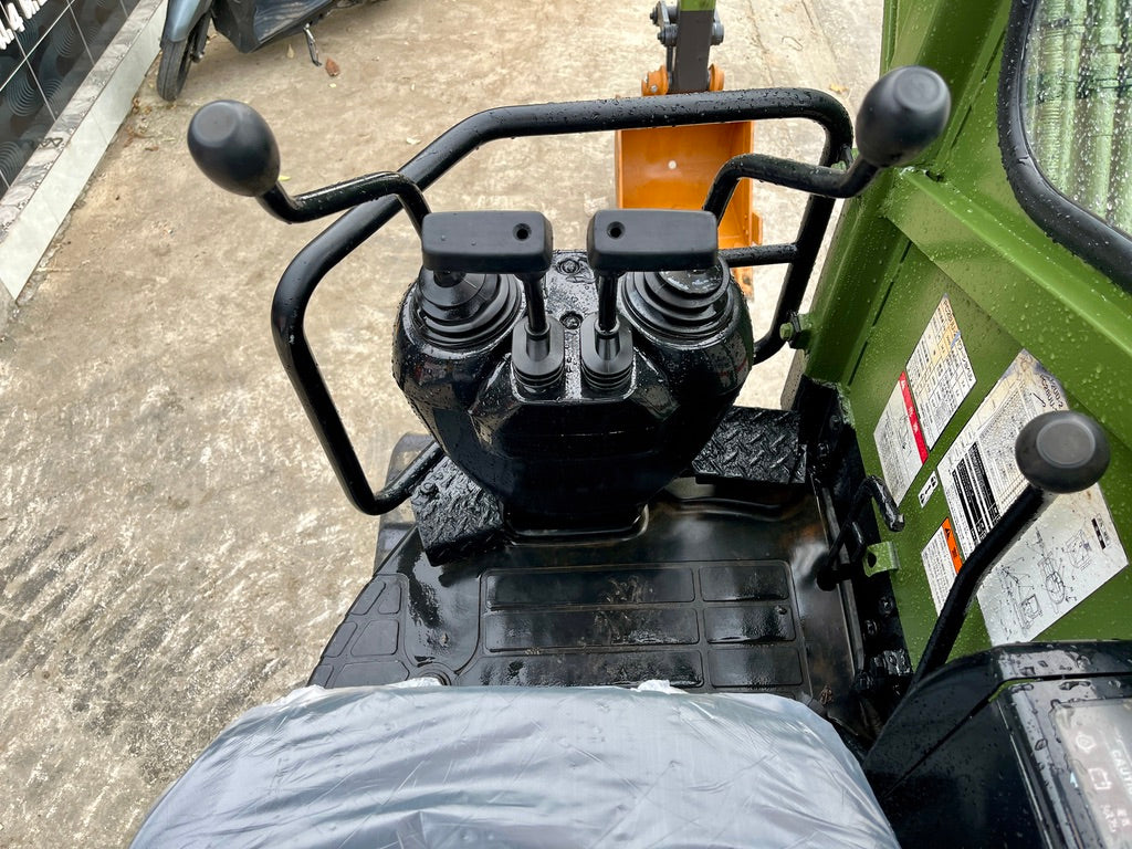 จอยคอนโทรลน้ำมันด้านหน้าของรถขุด Komatsu PC28UU-2E
