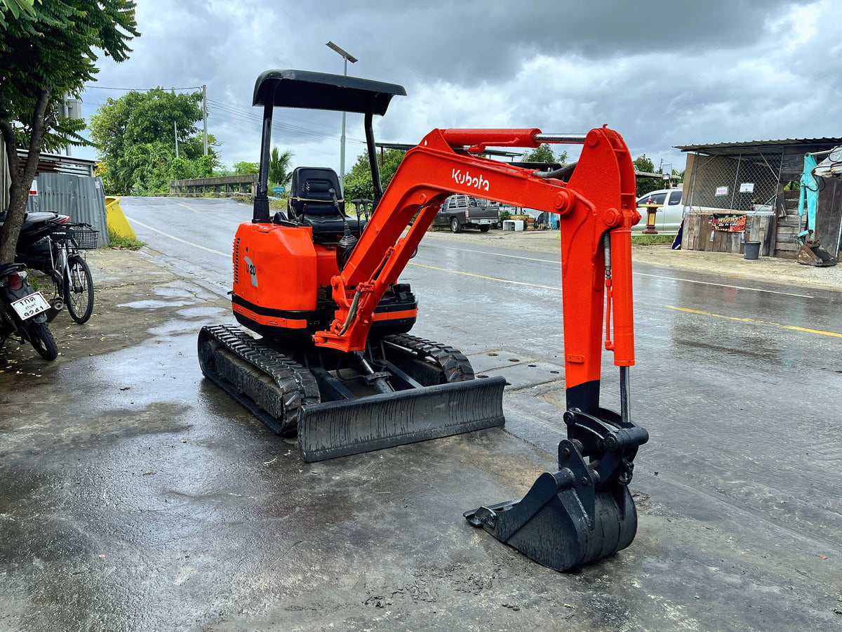 Kubota U-20 - มุมหน้าเฉียงอีกฝั่ง
