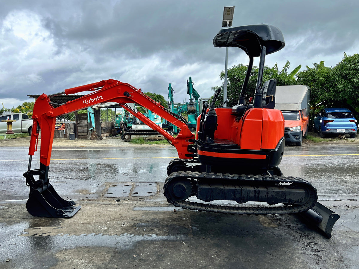 Kubota U-20 - มุมด้านข้าง