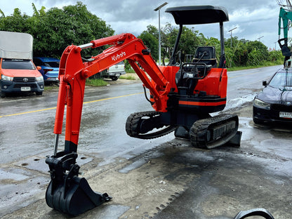 Kubota U-20 - มุมหน้าเฉียงด้านหนึ่ง