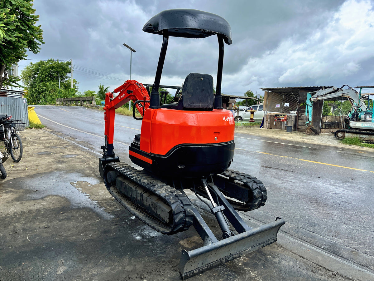 Kubota U-20 - มุมหลังเฉียงด้านหนึ่ง