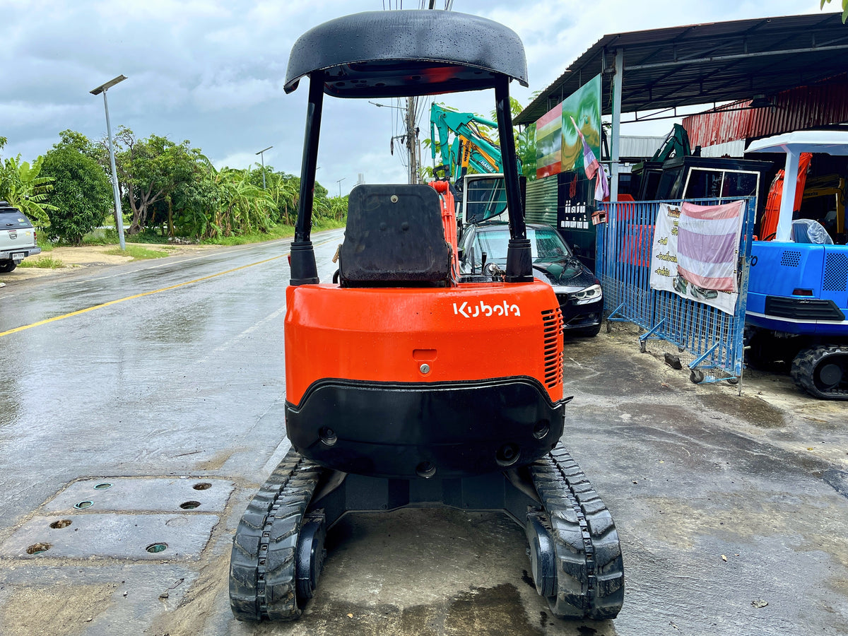 Kubota U-20 - มุมหลังตรง