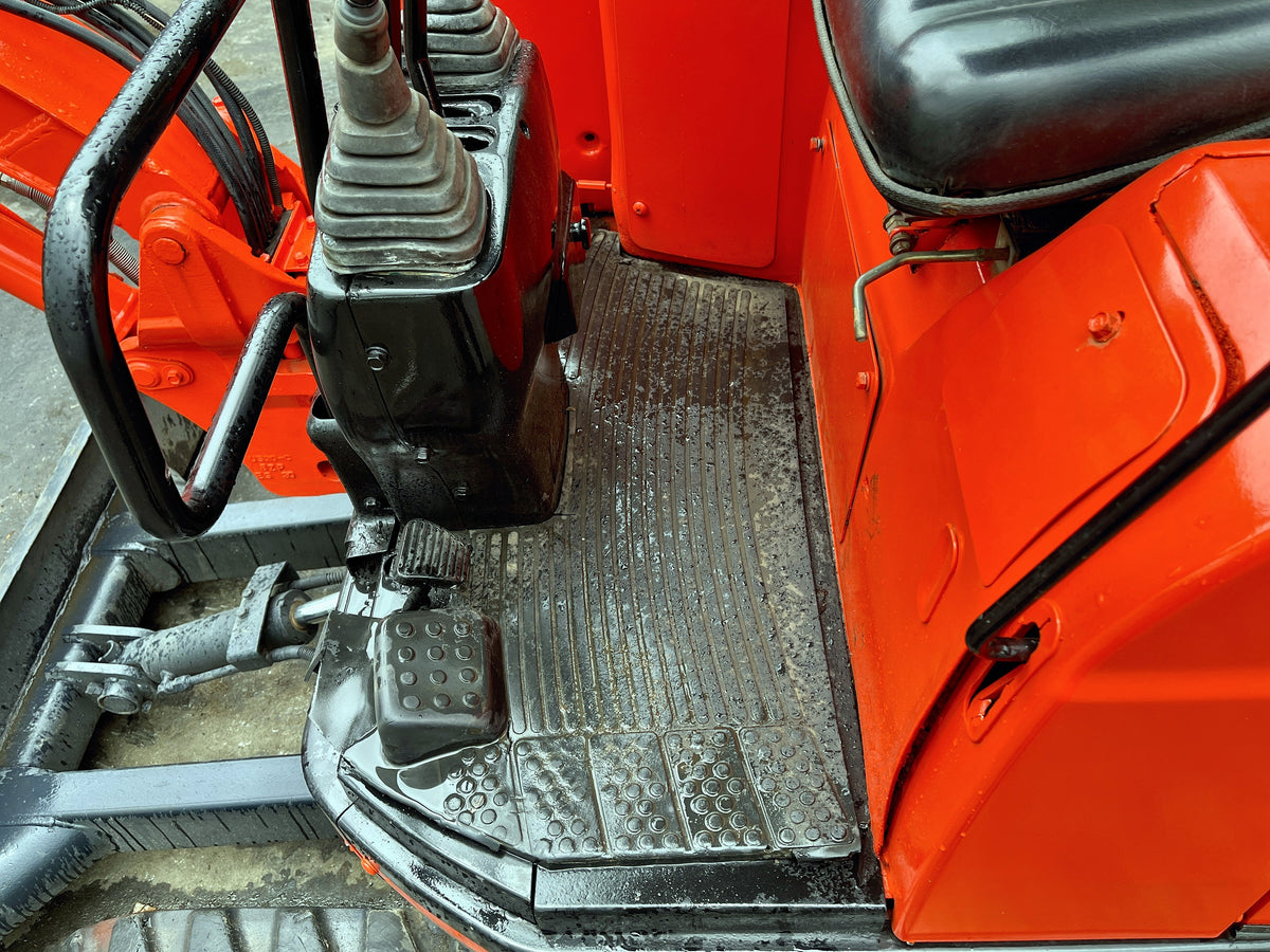 Kubota U-20 - พื้นที่วางเท้าและแป้นเหยียบ
