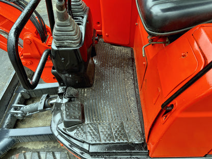 Kubota U-20 - พื้นที่วางเท้าและแป้นเหยียบ